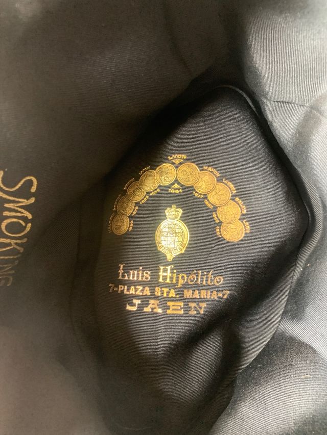 Sombrerero 1920. Con 6 sombreros antiguos.