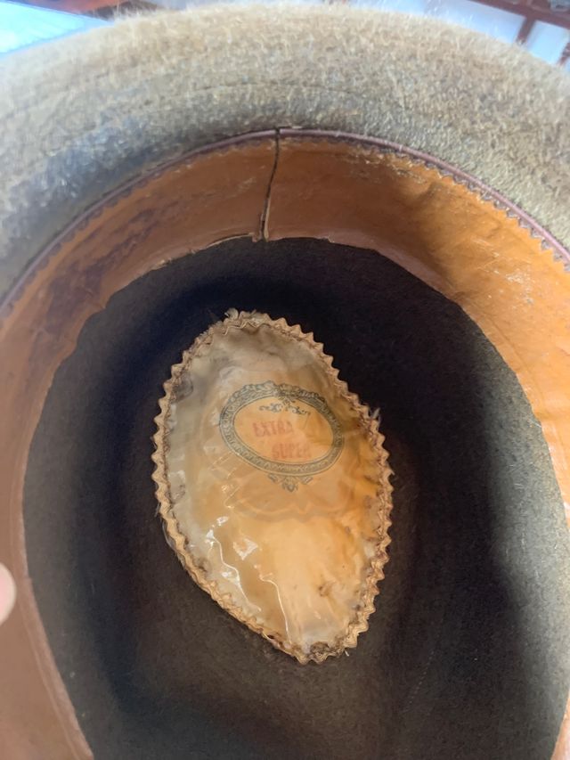 Sombrerero 1920. Con 6 sombreros antiguos.