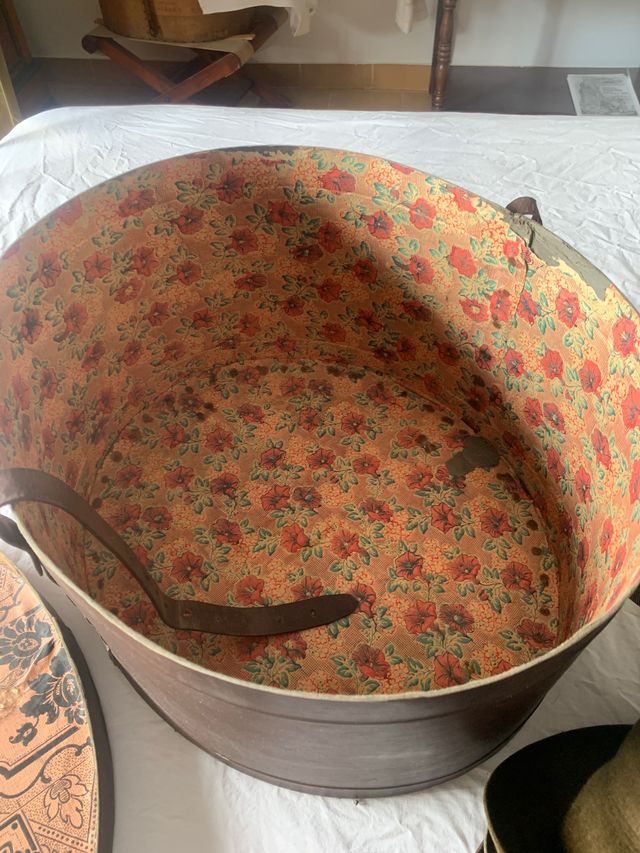 Sombrerero 1920. Con 6 sombreros antiguos.