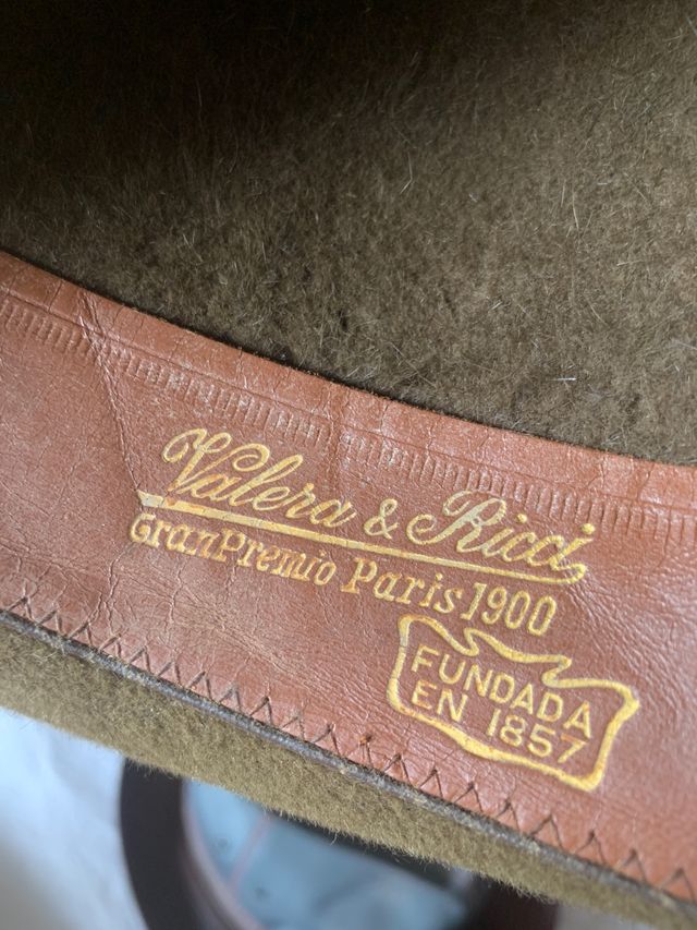 Sombrerero 1920. Con 6 sombreros antiguos.