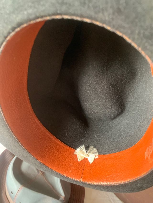 Sombrerero 1920. Con 6 sombreros antiguos.