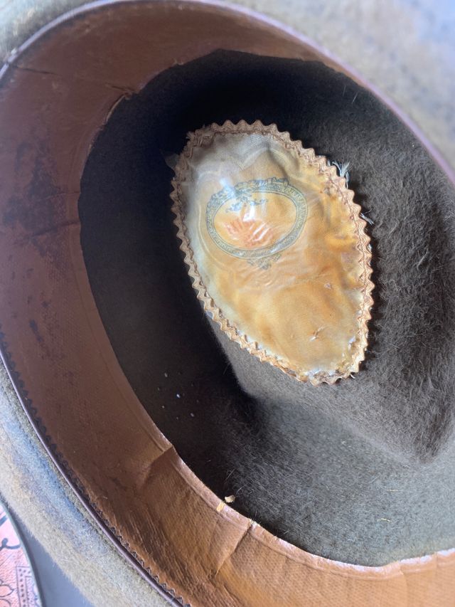 Sombrerero 1920. Con 6 sombreros antiguos.