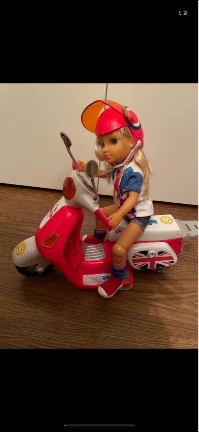 Nancy con moto vespa