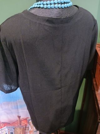Blusa negra bordada manga corta 