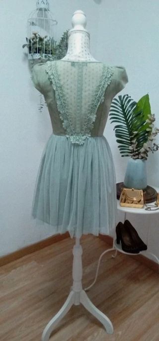 Vestido verde menta, falda tul y espalda de encaje