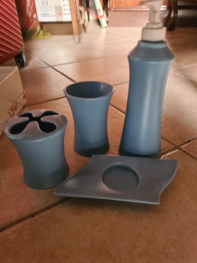 Set accessori da bagno azzurro in porcellana 