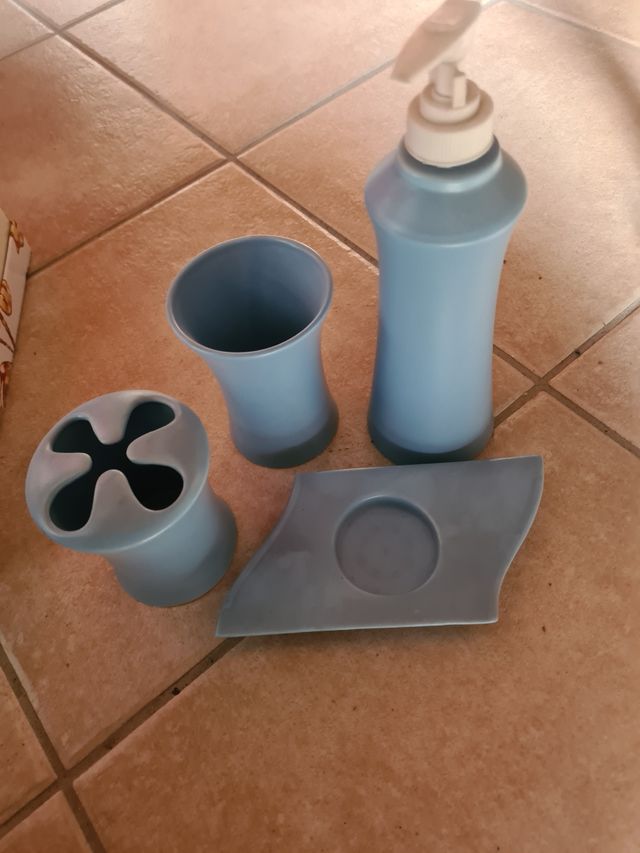 Set accessori da bagno azzurro in porcellana 