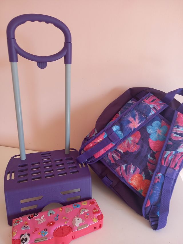 Mochila, carrito y estuche