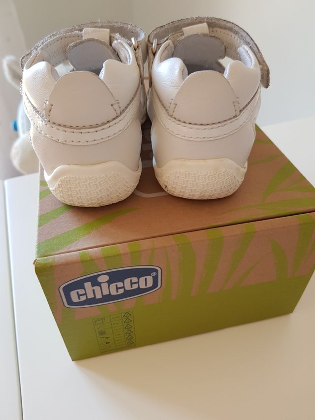 Sandálias da chicco novas