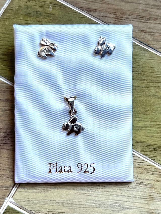 Conjunto de pendiente y colgante bebé