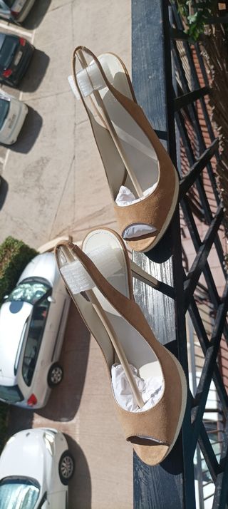 Zapato peep toe piel