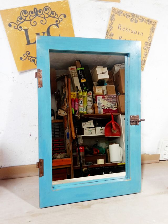 Ventana vieja con espejo 