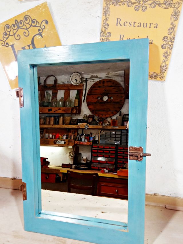 Ventana vieja con espejo 