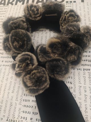 Bufanda con flores de piel