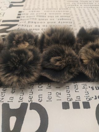 Bufanda con flores de piel