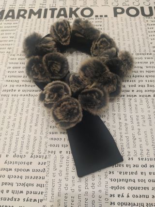 Bufanda con flores de piel