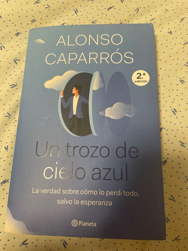 un trozo de cielo azul