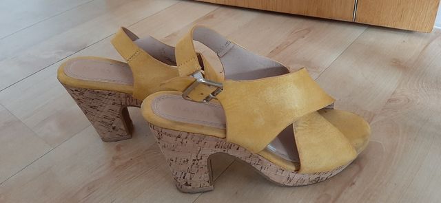 Sandalias color mostaza