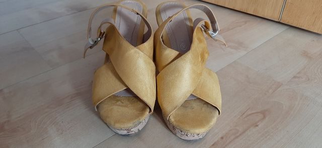 Sandalias color mostaza