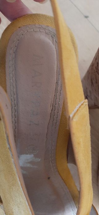 Sandalias color mostaza