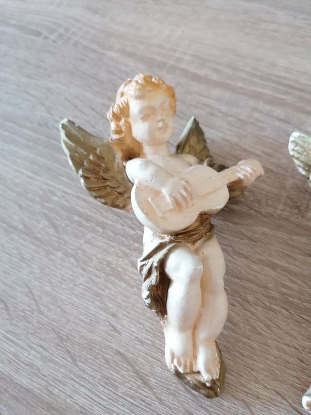 Antiguos ángeles de yeso.