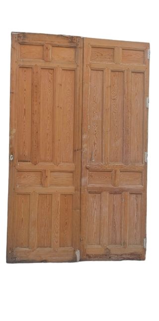 Puerta doble antigua 
