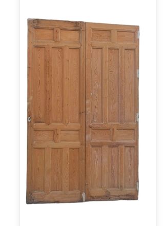 Puerta doble antigua 