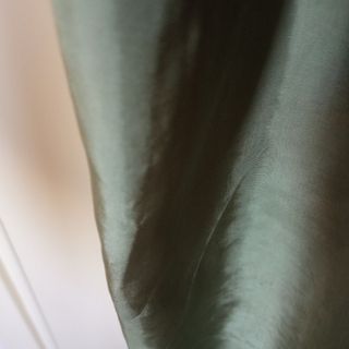 Vestido raso verde musgo