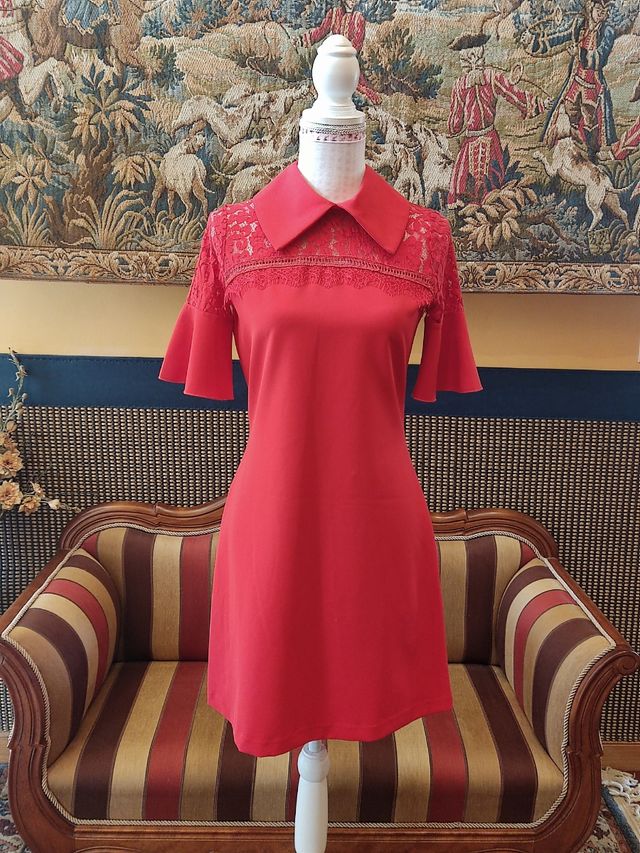 Vestido rojo encaje en escote y mangas 
