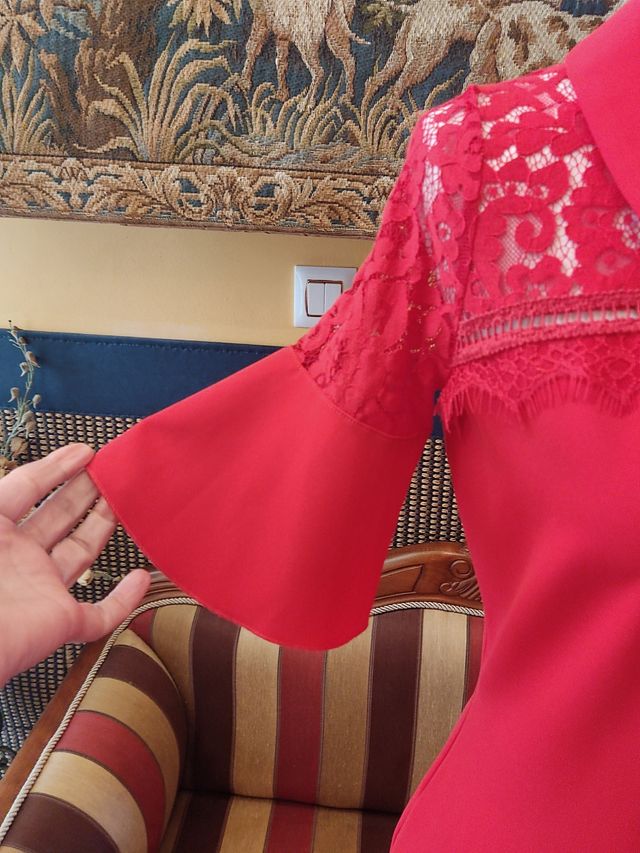 Vestido rojo encaje en escote y mangas 