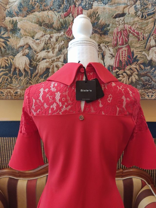 Vestido rojo encaje en escote y mangas 