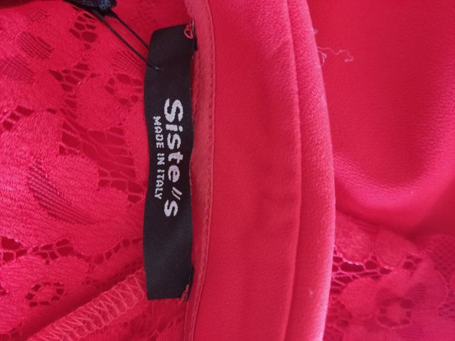 Vestido rojo encaje en escote y mangas 