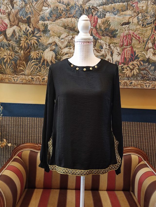 Blusa negra con crochet dorado y botones