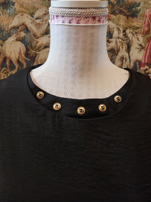 Blusa negra con crochet dorado y botones