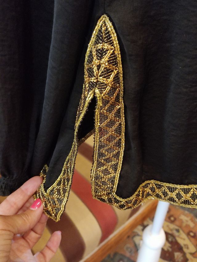 Blusa negra con crochet dorado y botones
