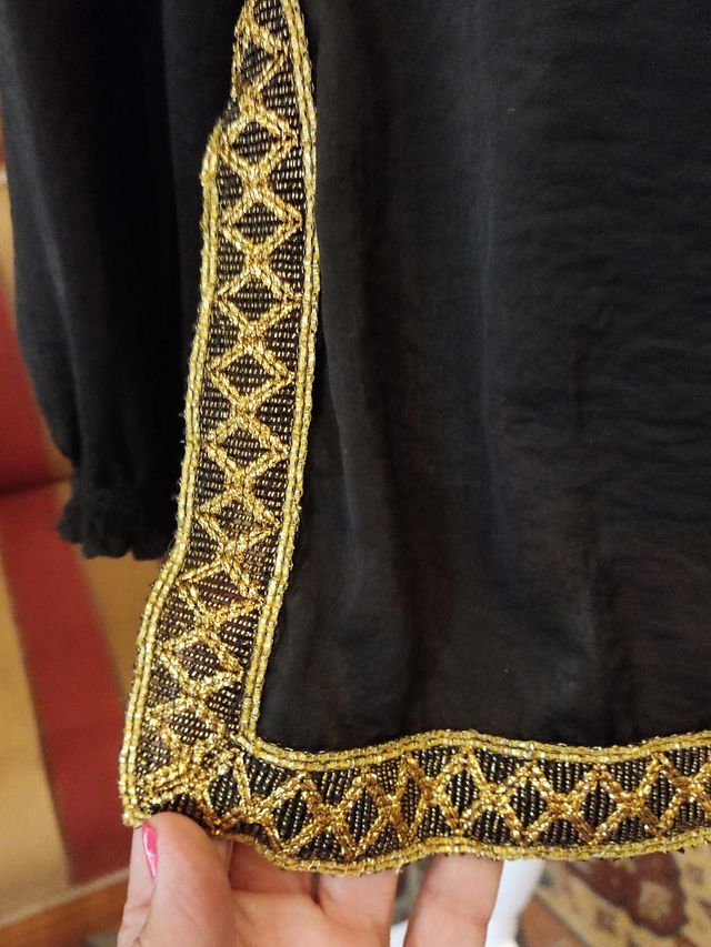 Blusa negra con crochet dorado y botones
