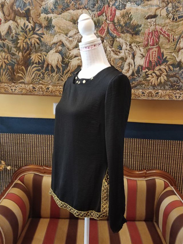 Blusa negra con crochet dorado y botones