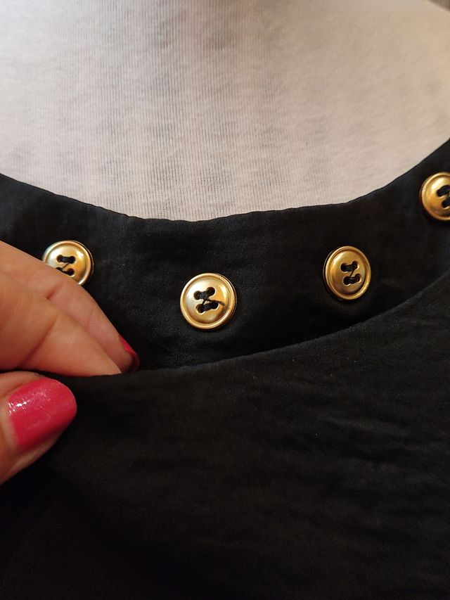 Blusa negra con crochet dorado y botones