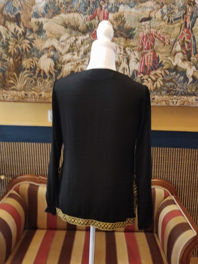 Blusa negra con crochet dorado y botones