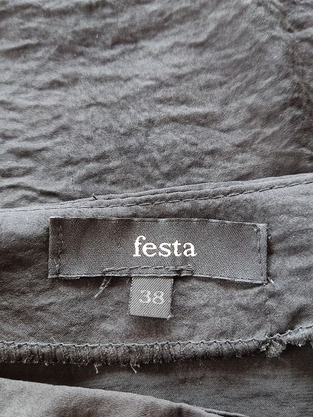 Blusa negra con crochet dorado y botones