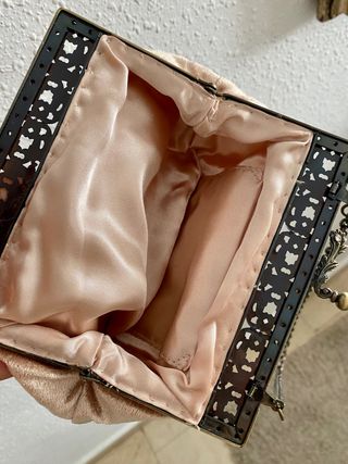Pequeña cartera de terciopelo 