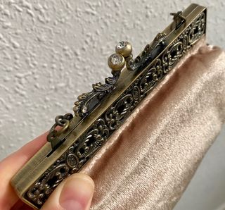 Pequeña cartera de terciopelo 