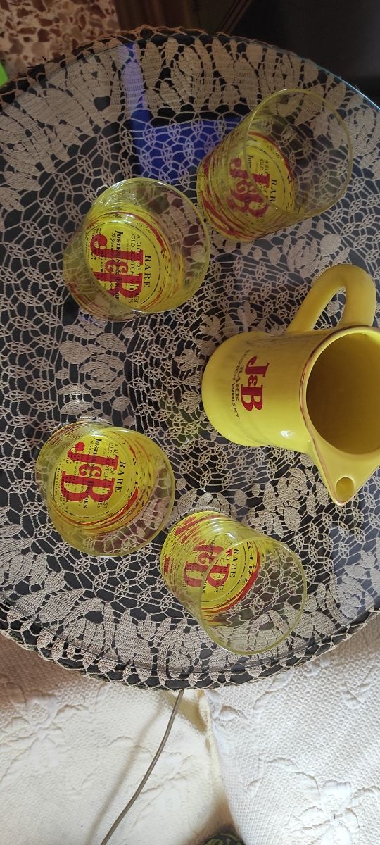 Juego de JB de cuatro vasos y jarra