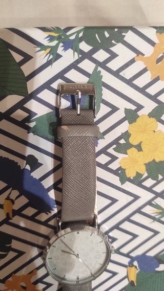 Reloj plateado correa piel gris