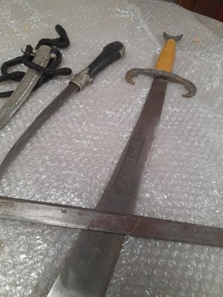 Espadas y puñal