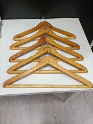 Lote perchas antiguas , son de madera .