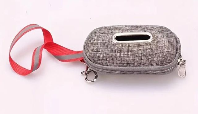 Porta bolsas de basura para mascotas.