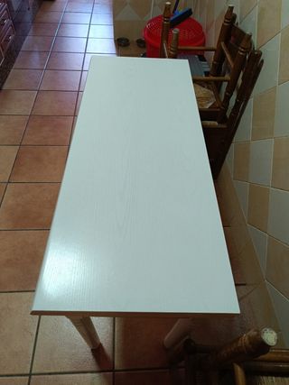 Conjunto de sillas de Enea y Madera y taburetes.