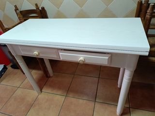 Conjunto de sillas de Enea y Madera y taburetes.