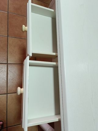 Conjunto de sillas de Enea y Madera y taburetes.